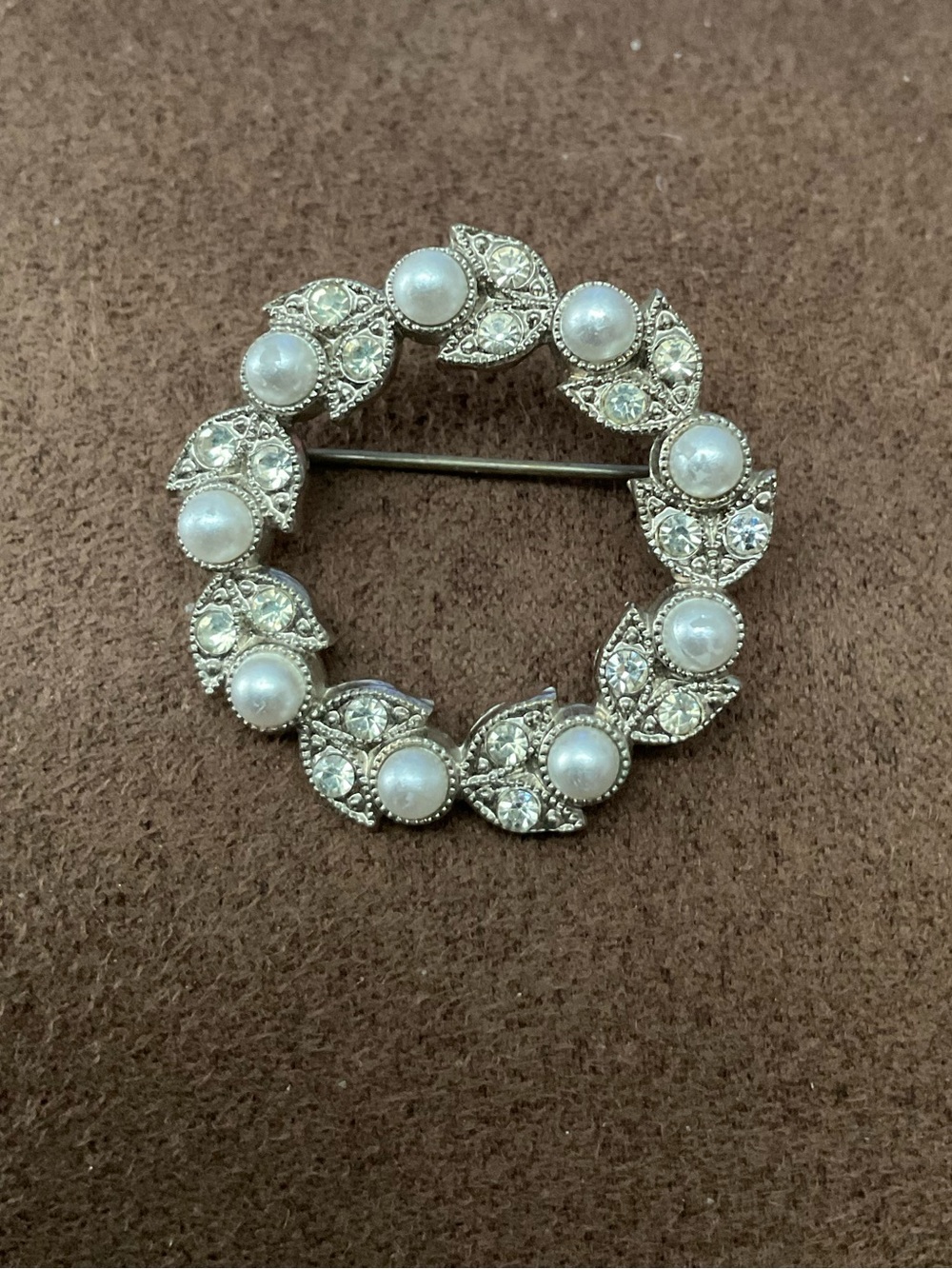 Vintage 1960s Brooch Pin Classic Circle Faux Pearl Rhinestones Silver Tone 3162